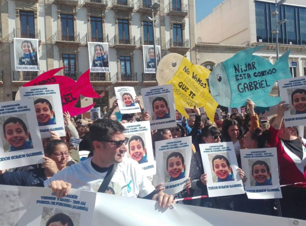 Fotos: Concentración en apoyo a la familia de Gabriel en Almería