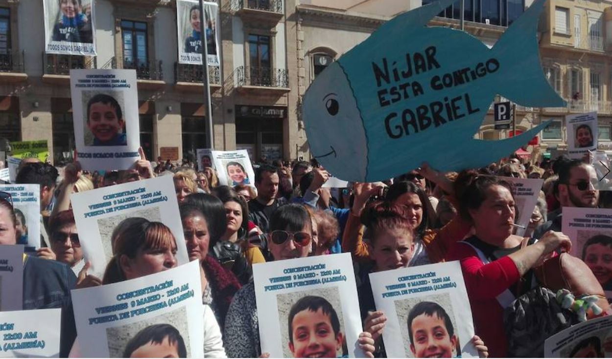 Fotos: Concentración en apoyo a la familia de Gabriel en Almería