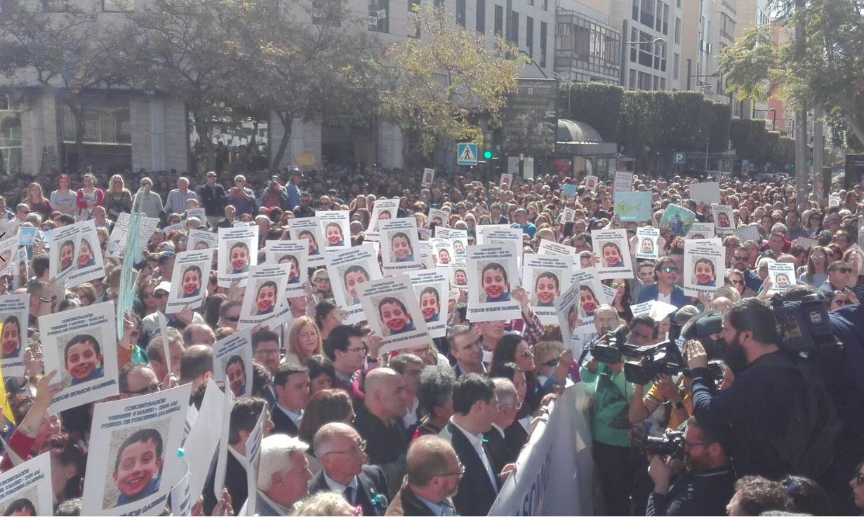 Fotos: Concentración en apoyo a la familia de Gabriel en Almería