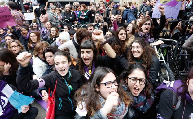 Vitorianas de todas las edades, en una de las manifestaciones de este jueves. 