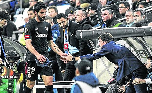 Ziganda saluda a Raúl García, que pasó prácticamente desapercibido, al ser sustituido en Marsella. 