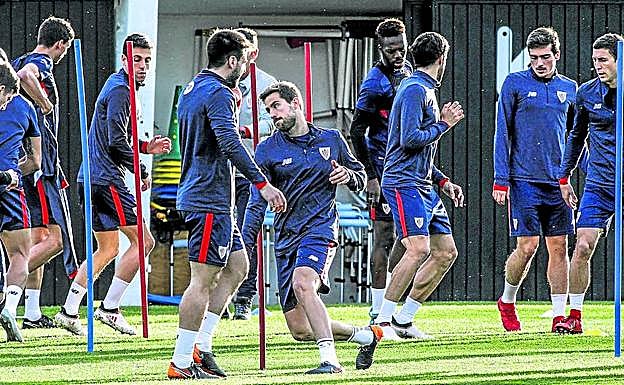 os jugadores del Athletic calientan en los primeros minutos de la sesión previa al duelo contra el Leganés.