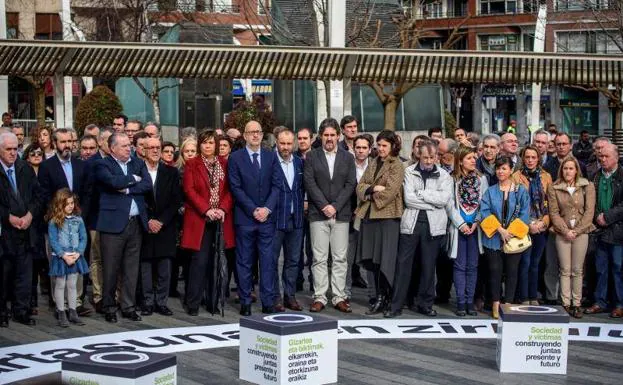 Participantes, en el homenaje a las víctimas realizado ayer.