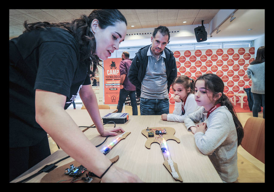 Fotos: Los txikis crean instrumentos eléctricos en el taller &quot;Girls &amp; Tech&quot;