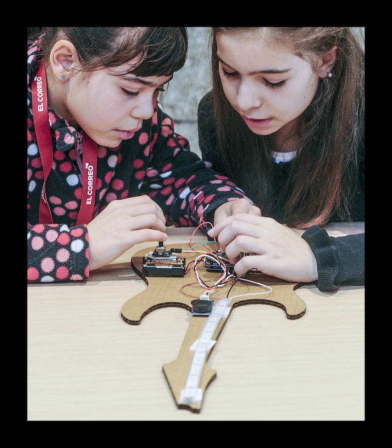 Fotos: Los txikis crean instrumentos eléctricos en el taller &quot;Girls &amp; Tech&quot;