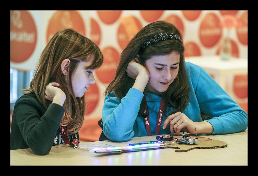 Fotos: Los txikis crean instrumentos eléctricos en el taller &quot;Girls &amp; Tech&quot;