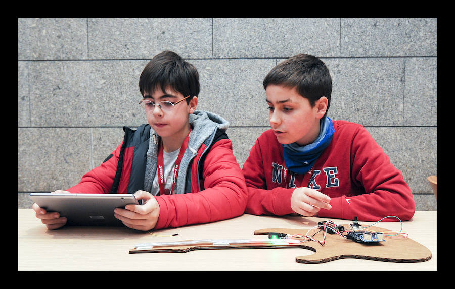 Fotos: Los txikis crean instrumentos eléctricos en el taller &quot;Girls &amp; Tech&quot;