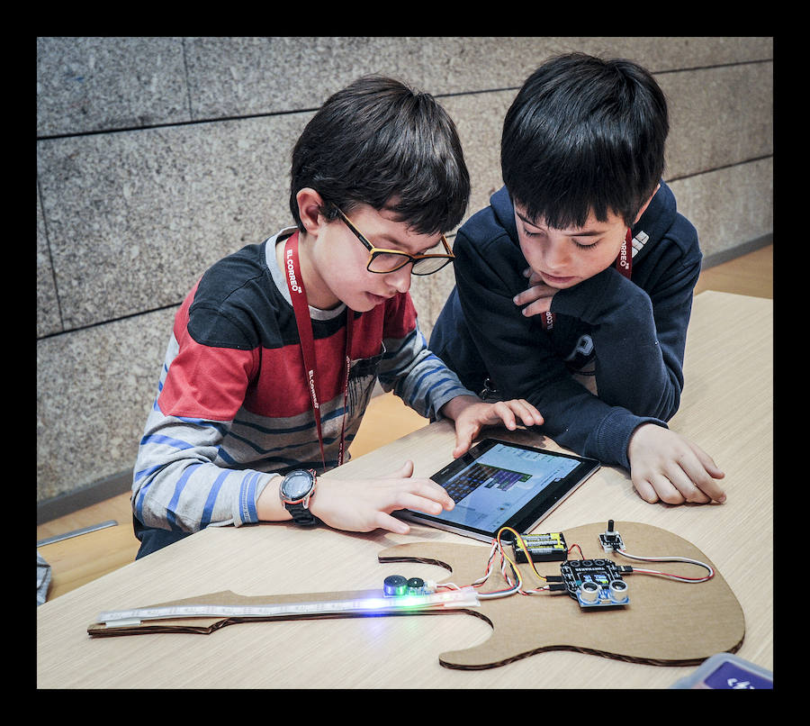 Fotos: Los txikis crean instrumentos eléctricos en el taller &quot;Girls &amp; Tech&quot;