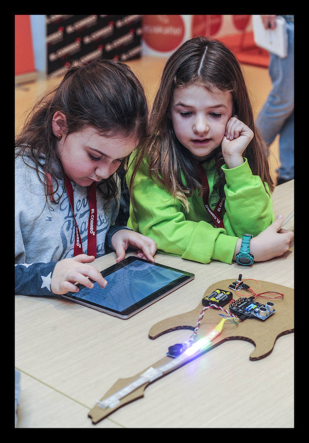 Fotos: Los txikis crean instrumentos eléctricos en el taller &quot;Girls &amp; Tech&quot;