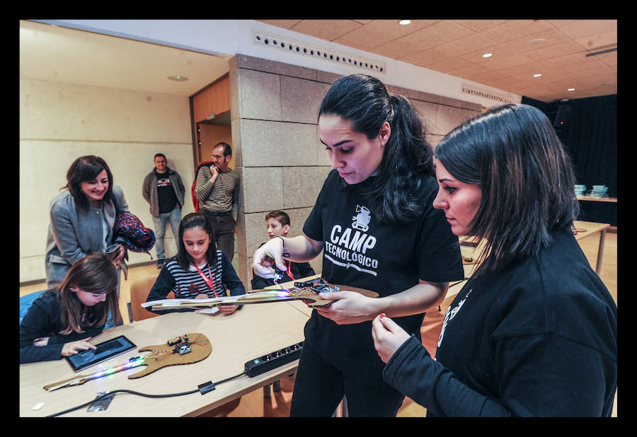 Fotos: Los txikis crean instrumentos eléctricos en el taller &quot;Girls &amp; Tech&quot;