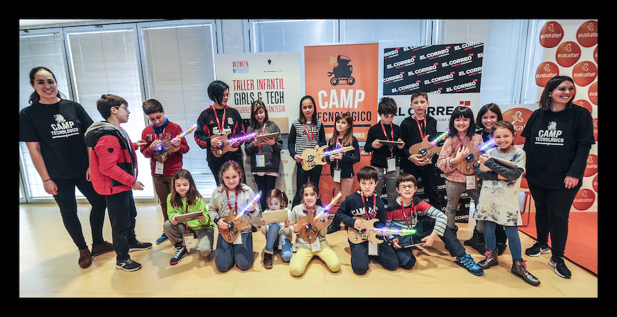 Fotos: Los txikis crean instrumentos eléctricos en el taller &quot;Girls &amp; Tech&quot;