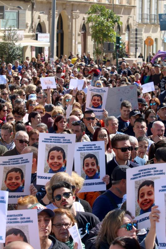Cientos de personas participaron en las labores de rastreo para dar con el pequeño, de 8 años, en las que también participó la detenida por el crimen