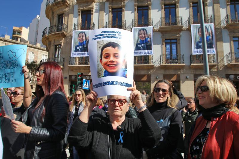 Cientos de personas participaron en las labores de rastreo para dar con el pequeño, de 8 años, en las que también participó la detenida por el crimen