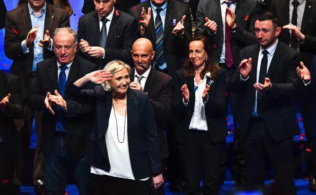 Marine Le Pen saluda en el congreso de su partido. 