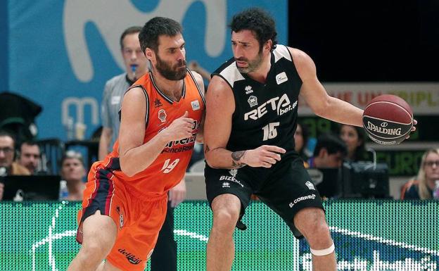 San Emeterio, el mejor del partido, disputa un balón con Mumbrú en su último partido en la Fronteta.