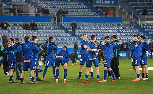 Los albiazules, durante el calentamiento en Mendizorroza. 