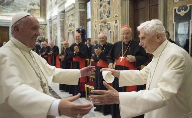 Francisco y Benedicto XVI se saludan en un encuentro.