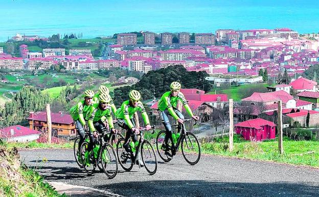 Bizkarra, Bravo, Barthe, Irizar e Iturria escalan unas de las rampas de Almika, con Bermeo al fondo.