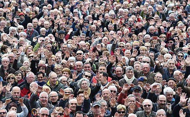 Miles de pensionistas se concentran cada lunes en Bilbao.