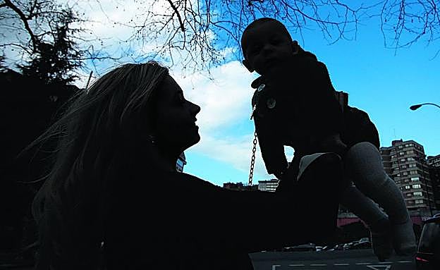 Priscila, ayer con su hijo en brazos.