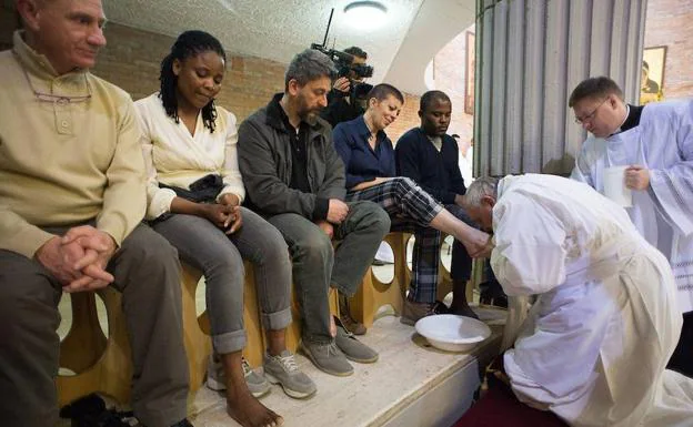 Imagen principal - Arriba, el papa Francisco con los presos en la ceremonia del lavado de pies en la cárcel romana de Rebibbia en 2015 (Afp). Debajo a la izquierda, saluda desde el balcón de San Pedro el día de su npmbramiento (Reuters). Al lado, hablando en la ONU en 2015 (Reuters)