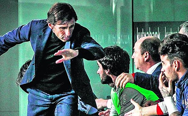 Ziganda comparte con sus colaboradores su alegría por uno de los goles de Raúl.