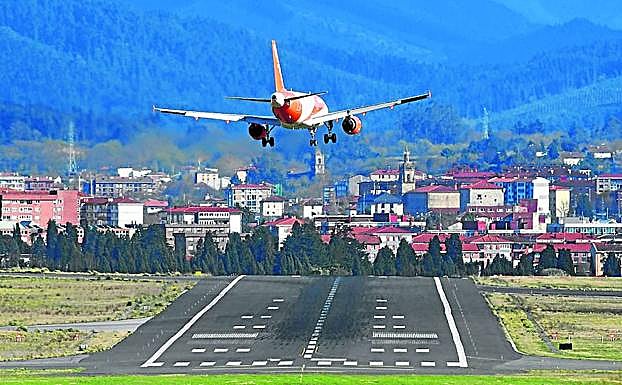 Un avión de Easyjet bamboleado por el viento el domingo en el aeropuerto de Bilbao.