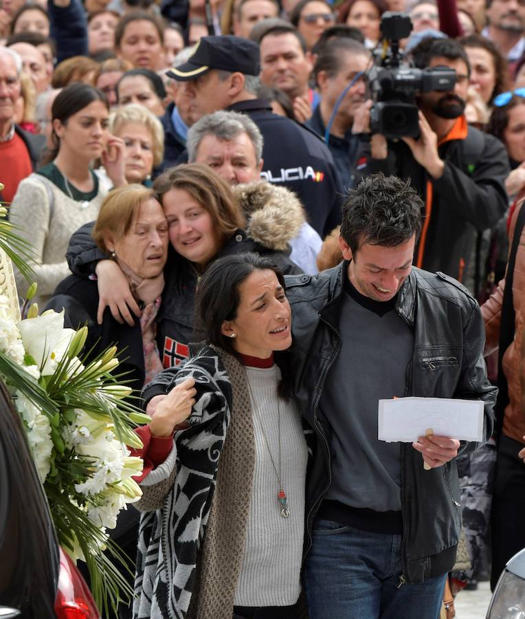 Miles de personas dan el último adiós al pequeño pescaito, como lo llamaban cariñosamente por su afán de ser biólogo marino