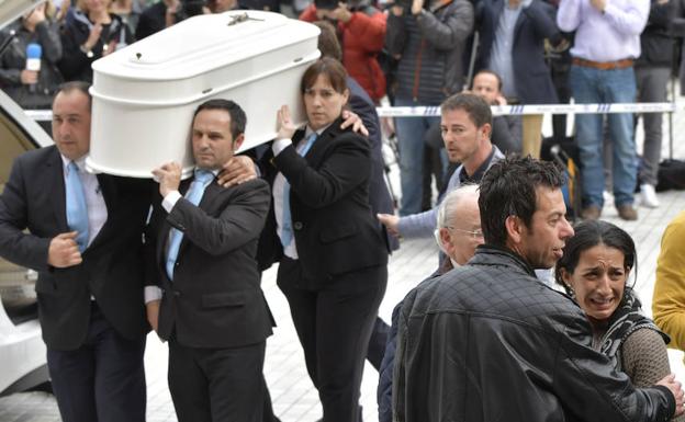 Los padres de Gabriel, antes de comenzar el funeral. 