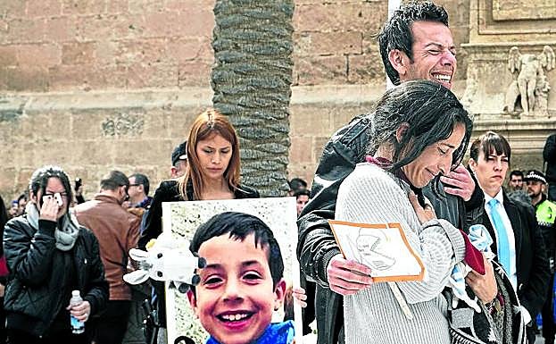 Los padres de Gabriel dan rienda suelta a su dolor a las puertas de la catedral de Almería.