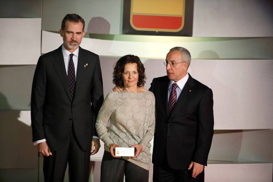 El rey Felipe VI, junto al presidente del COE, Alejandro Blanco (d), tras entregar a Miriam Blasco, oro en judo en los JJ OO de Barcelona 92, uno de los galardones otorgados en la XII edición de la Gala Anual del Comité Olímpico Español celebrada en Madrid. 