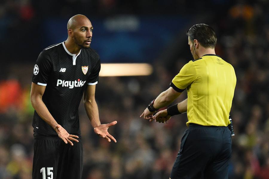 El Sevilla logró el pase a cuartos de final de la Liga de Campeones al imponerse por 1-2 al Manchester United en Old Trafford.