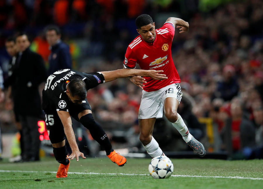 El Sevilla logró el pase a cuartos de final de la Liga de Campeones al imponerse por 1-2 al Manchester United en Old Trafford.