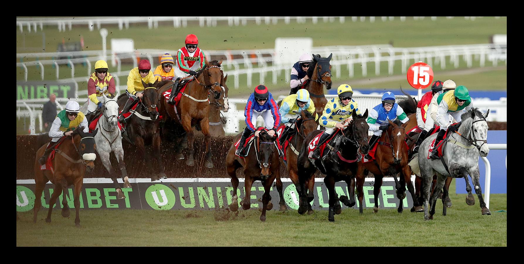 La temporada hípica en Gran Bretaña se abre en marzo con la carrera de Cheltenham, que es uno de los eventos más importantes del Reino Unido. Las carreras surgieron en esta ciudad balnearia situada en el condado de Gloucestershire, a unos 140 kilómetros al oeste de Londres, en el siglo XIX. Hay constancia de que su primera carrera se celebró en el año 1818, cuando se estableció un circuito en las colinas de Cotswolds, dando lugar al nacimiento del mítico hipódromo, si bien la inauguración oficial no se produjo hasta 1911. Aunque Ascot es la cita hípica por excelencia, Cheltenham no se queda atrás ya que durante cuatro días se congregan decenas de miles de personas y su premio es el segundo más importante del Reino Unido después del Grand National.