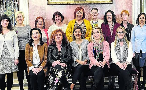 Las concejalas. De izquierda a derecha, Alba Fatuarte (Bildu), Conchi García, (Goazen), Yolanda Díez (PSE), Itziar Urtasun y Nekane Alonso (PNV), Izaskun Guarrotxena (Bildu), Carmen Carrón (PP), Carmen Muñoz (UdalBerri) Aitziber Ibaibarriaga, (EH Bildu), Marta Ajuria (PNV), Amaia Arenal (UdalBerri), Beatriz Marcos (PP), Gotzone Zaldunbide y Ohiane Agirregoitia (PNV).