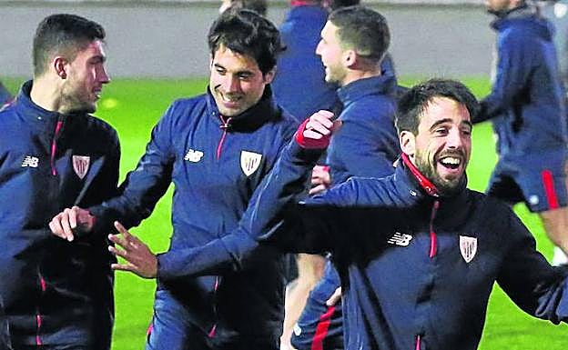 Los jugadores del Athletic se entrenaron ayer en un ambiente distendido en el que no faltaron las sonrisas ni el buen humor. 