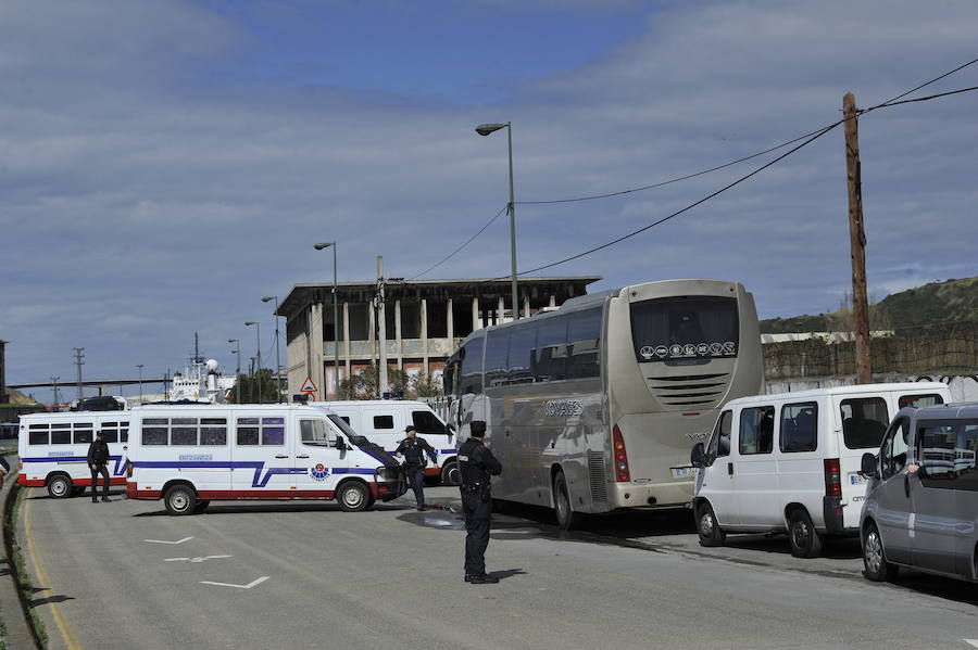 Athletic - Marsella | Fotos del espectacular despliegue de la Ertzaintza con los hinchas del Olympique de Marsella