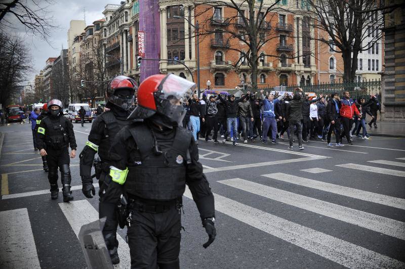 Athletic - Marsella | Fotos del espectacular despliegue de la Ertzaintza con los hinchas del Olympique de Marsella