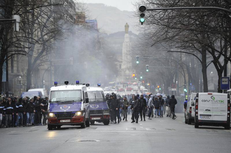 Athletic - Marsella | Fotos del espectacular despliegue de la Ertzaintza con los hinchas del Olympique de Marsella