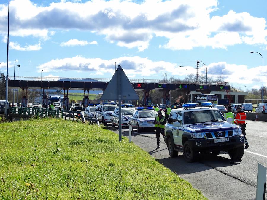 Athletic - Marsella | Fotos del espectacular despliegue de la Ertzaintza con los hinchas del Olympique de Marsella