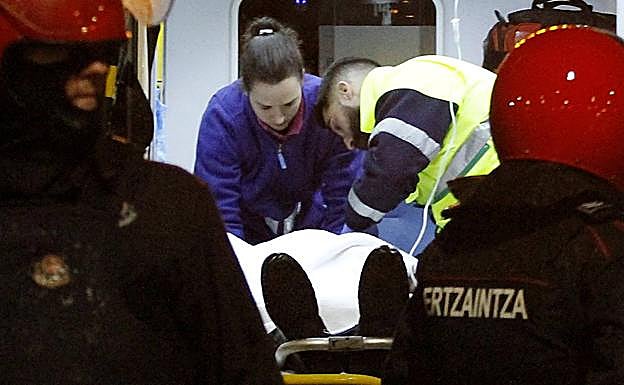 Los sanitarios atienden al vigilante en la ambulancia.