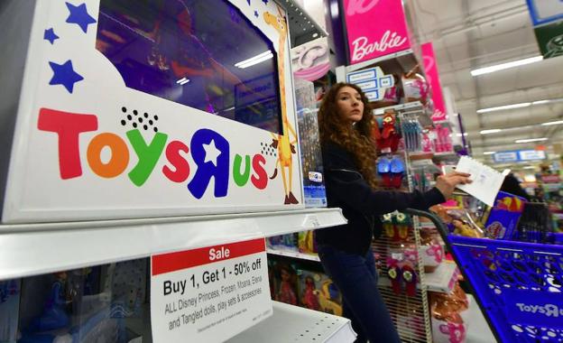 Una mujer camina por un Toys 'R' Us de California.