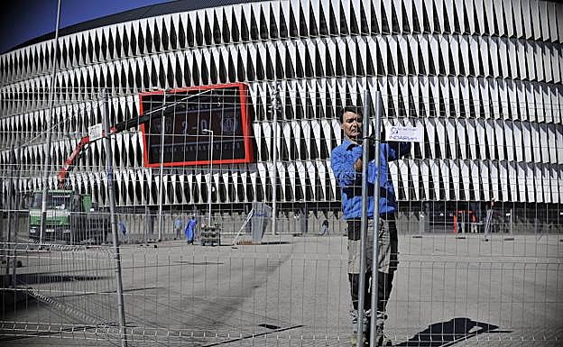 La explanada de San Mamés ya está vallada ante la llegada de los ultras del Olympique
