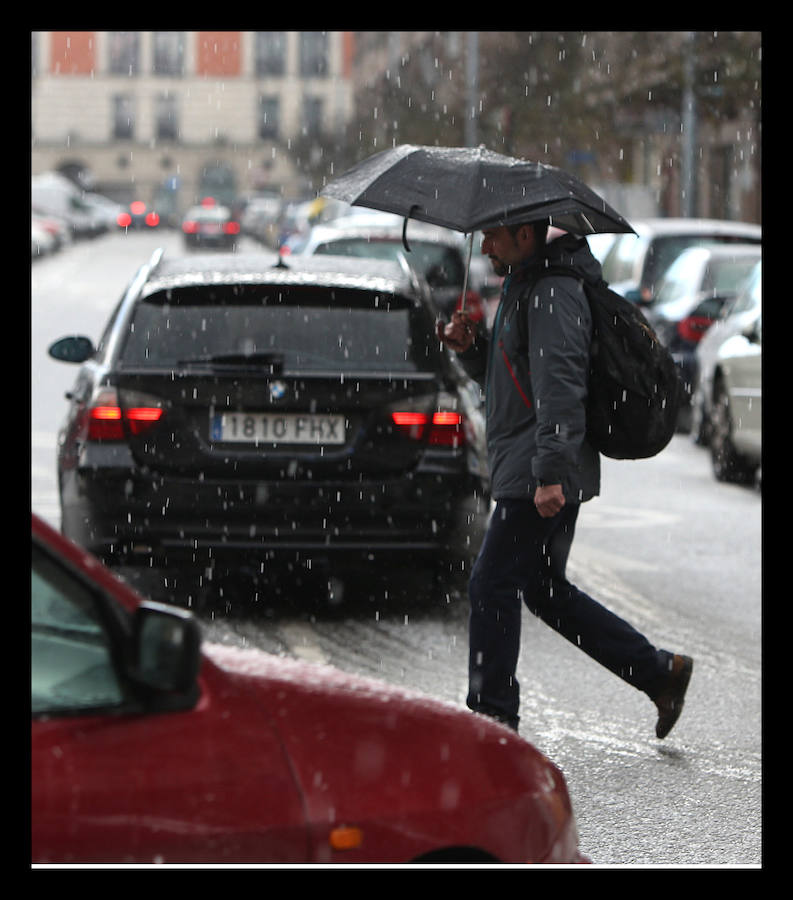 Fotos: Una fugaz granizada sorprende en Vitoria