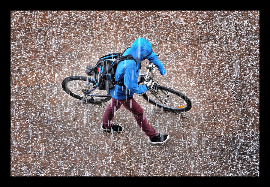 Fotos: Una fugaz granizada sorprende en Vitoria