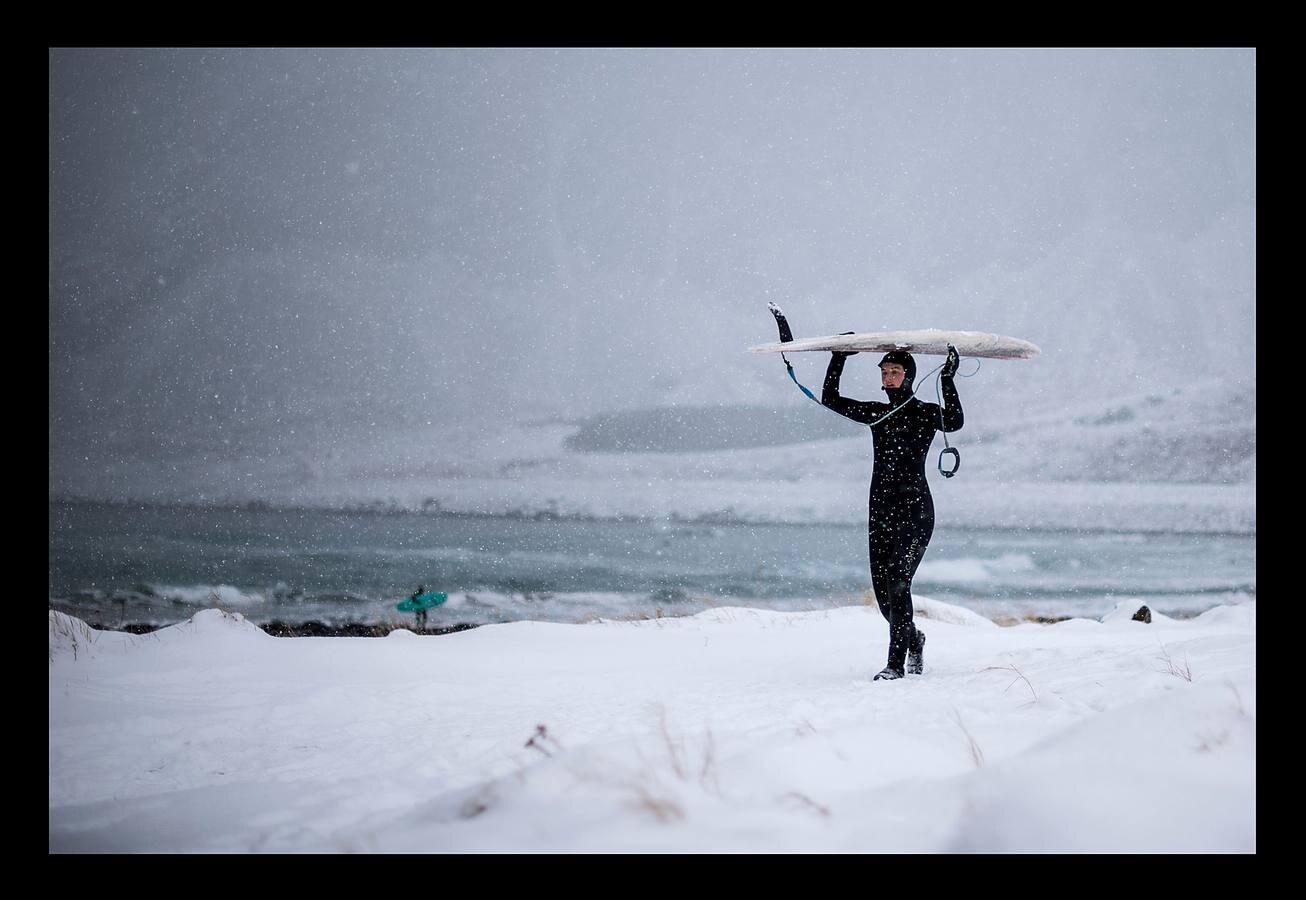 La ola izquierda en el mar en Unstad es una de las mejores del mundo. Los profesionales del surf galopan sobre ellas en otoño e invierno, y las del verano, más suaves, son perfectas para los principiantes. Hasta hace no demasiado tiempo el potencial de las olas de Noruega había sido ignorado. De hecho hasta 1963, después de que algunos jóvenes locales se fueran al mar y terminaran en Australia, apenas existía la prática de este deporte en las islas. Las Lofoten, ubicadas en el extremo este del Mar de Noruega, bordeadas por Svalbard al norte, Groenlandia al oeste e Islandia al sur, son en la actualidad un verdadero paraíso para deslizarse sobre las olas en un paisaje excepcionalmente bello. Las auroras boreales sobre los atardeceres y la hechizante luz del invierno crean una atmósfera muy diferente a la de los lugares más tradicionales del surf.