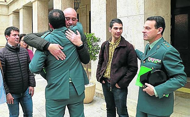 Los mandos de la Guardia Civil Juan Jesús Reina y José Hernández Mosquera expresan su emoción tras la rueda de prensa de ayer. 