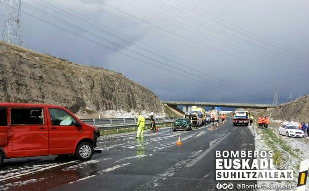 Al lugar del accidente se han desplazado Bomberos, ambulancias y Ertzaintza. 