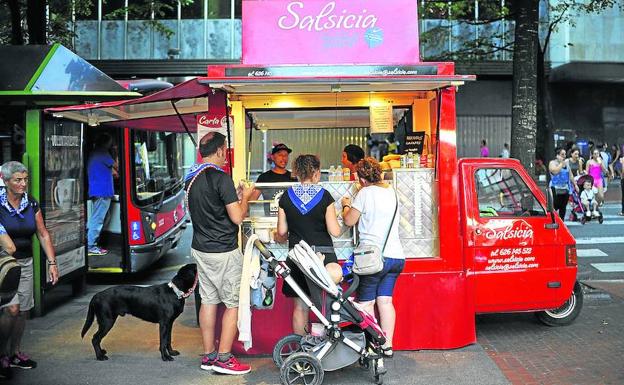 En Bilbao funcionan ‘gastronetas’ como la de la imagen, en la Gran Vía, especializada en salchichas. 