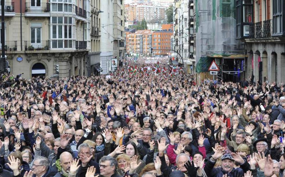 Miles de pensionistas se manifiestan en Bilbao.